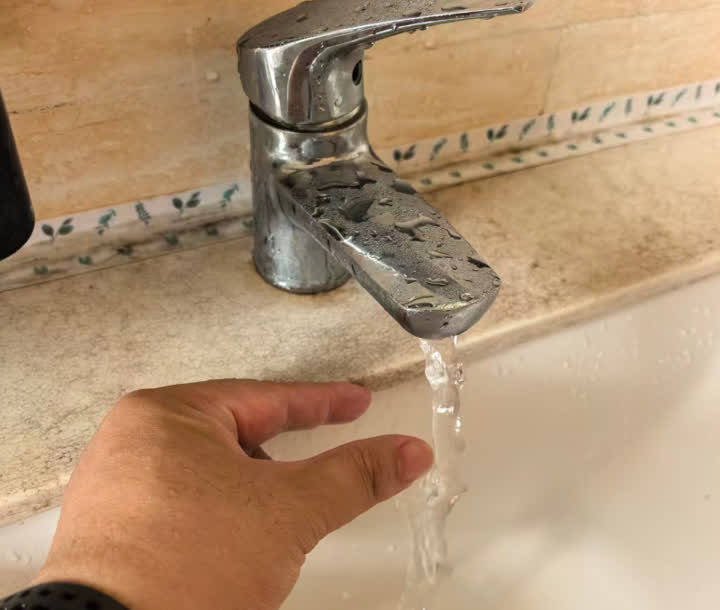 延伸前:水流紧贴洗手台,很难够着